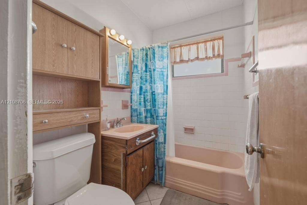 531 N 70th Way, Hollywood, FL 33024 Bathroom #1