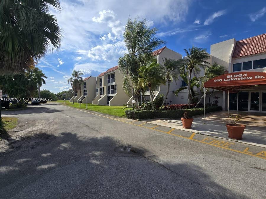 Property photo for 140 Lakeview Drive, #111, Weston, FL