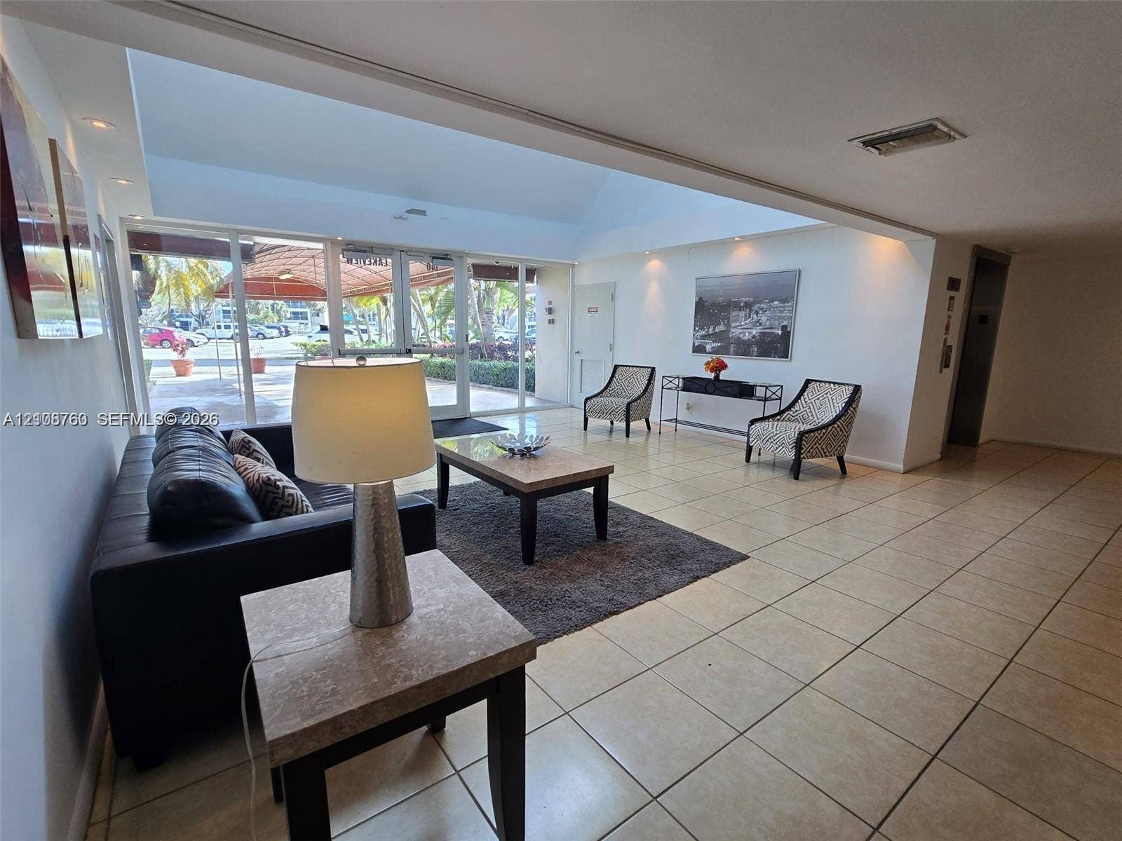 140 Lakeview Drive, #111, Weston, Weston, FL 33326 Vaulted ceilings, large-format tile flooring, recessed lighting, and extensive floor-to-ceiling glass entry doors