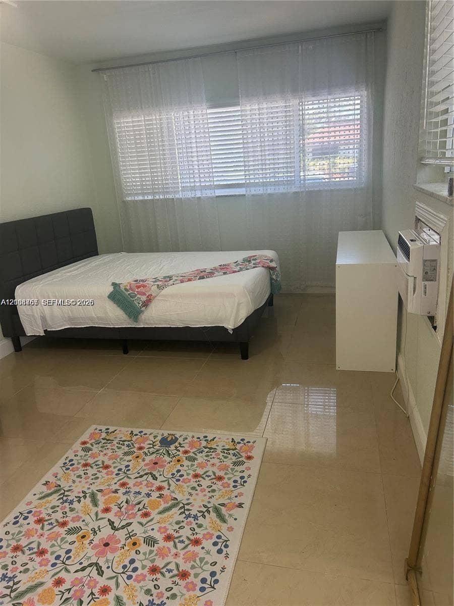 1320 NE 27th Avenue, #3, Pompano Beach, Pompano Beach, FL 33062 Large-format neutral tile flooring throughout with horizontal blind window treatments