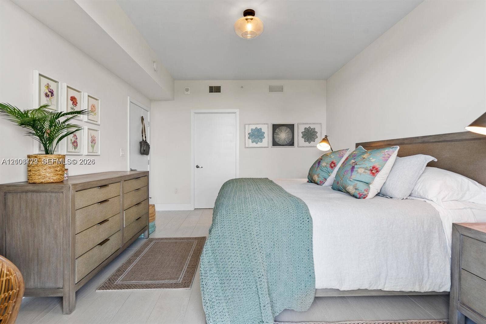 Light-toned flooring and neutral wall palette featuring a recessed ceiling-mounted light fixture
