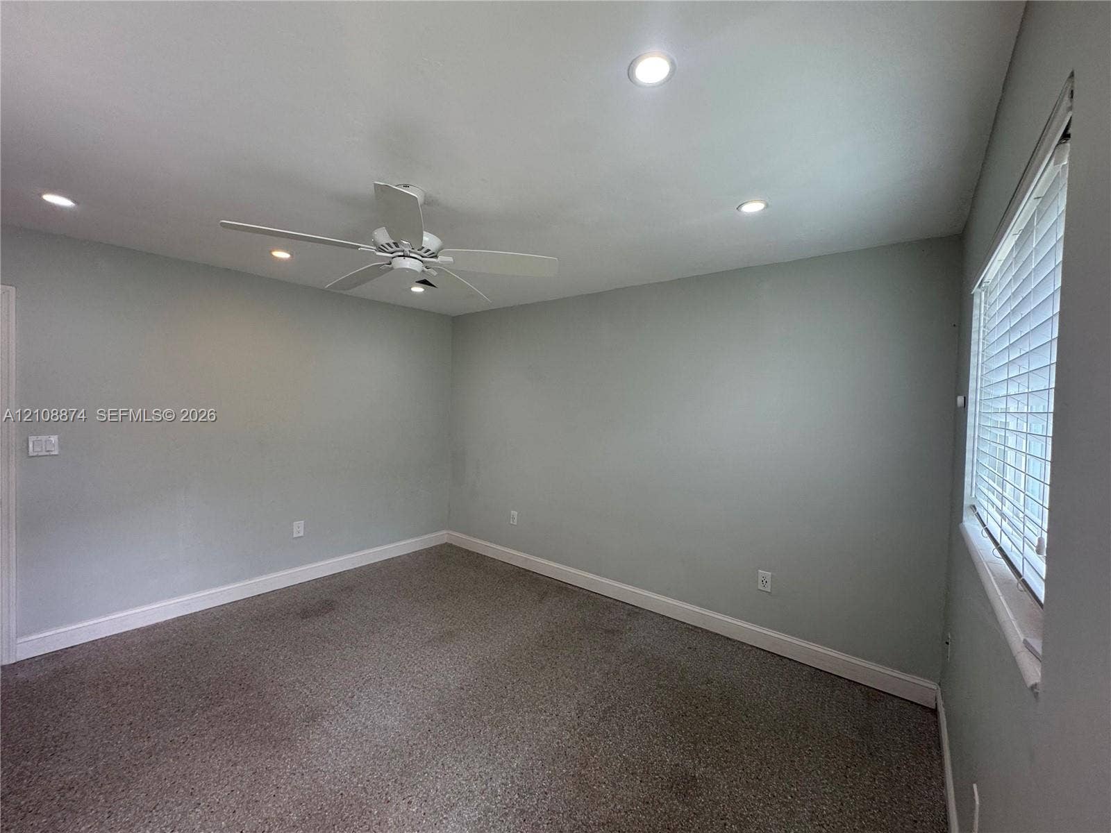 Interior room featuring neutral wall tones, recessed lighting, a ceiling fan, carpeted flooring, and horizontal window blinds