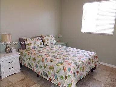 2529 SW Stockbridge Square SW, Vero Beach, FL 32962 Neutral-toned wall finish, horizontal slat window blinds, and light-toned tile flooring