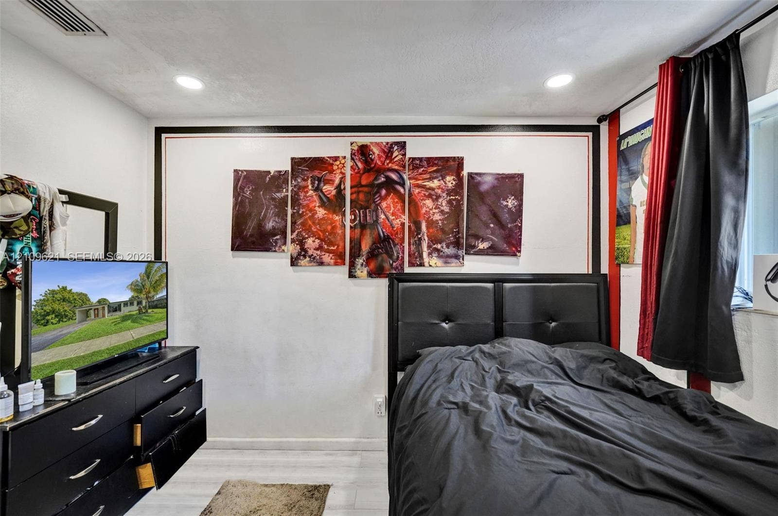 231 SW 64th Way, Pembroke Pines, FL 33023 Neutral-toned room featuring recessed ceiling lighting and light-toned wood-finish flooring