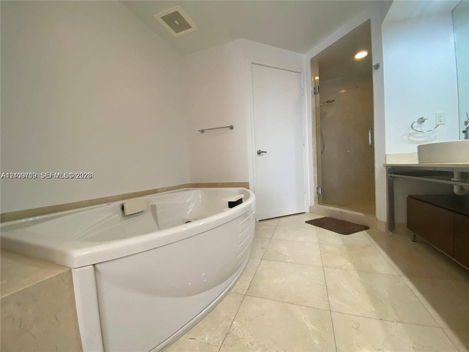 The jacuzzi jets are not working, however the tub can still be used as a reglar bathtub.