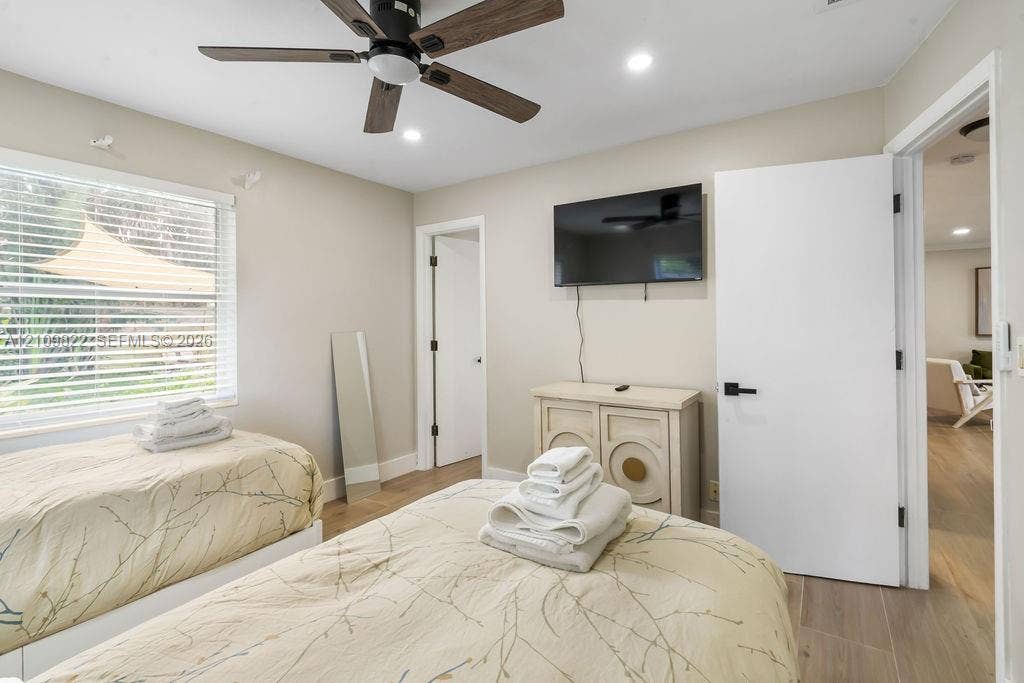 913 Lighthouse Drive, North Palm Beach, North Palm Beach, FL 33408 Wood-finish flooring, multi-blade ceiling fan with integrated lighting, recessed lighting, and horizontal slatted window blinds