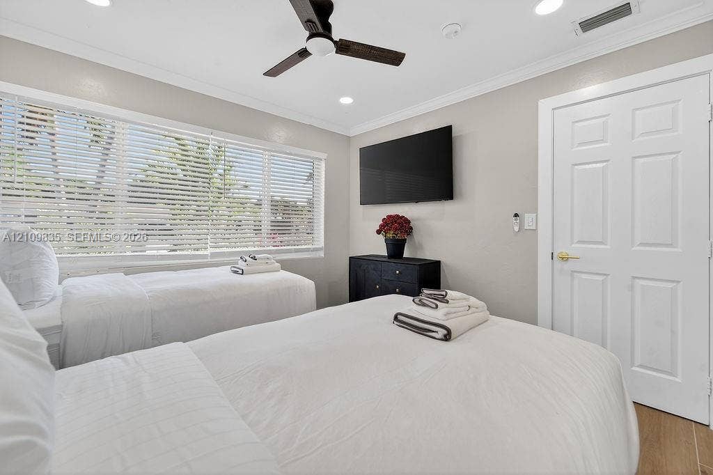 756 Cinnamon Road, North Palm Beach, North Palm Beach, FL 33408 Neutral-toned room featuring wood-finish flooring, crown molding, recessed lighting, and a ceiling fan