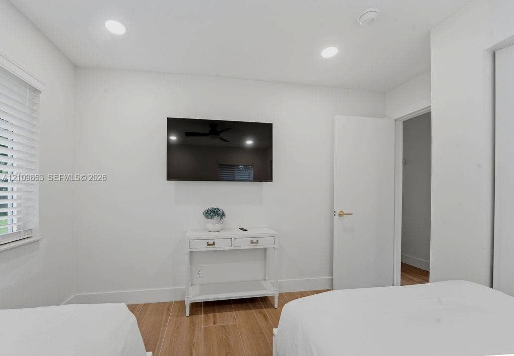 800 Alamanda Drive, North Palm Beach, North Palm Beach, FL 33408 Room featuring wood-finish flooring, recessed lighting, and horizontal slatted window blinds