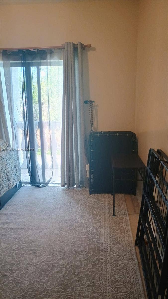 3253 SW 150 Court, Miami, FL 33185 Sliding glass door with horizontal rod and exterior access