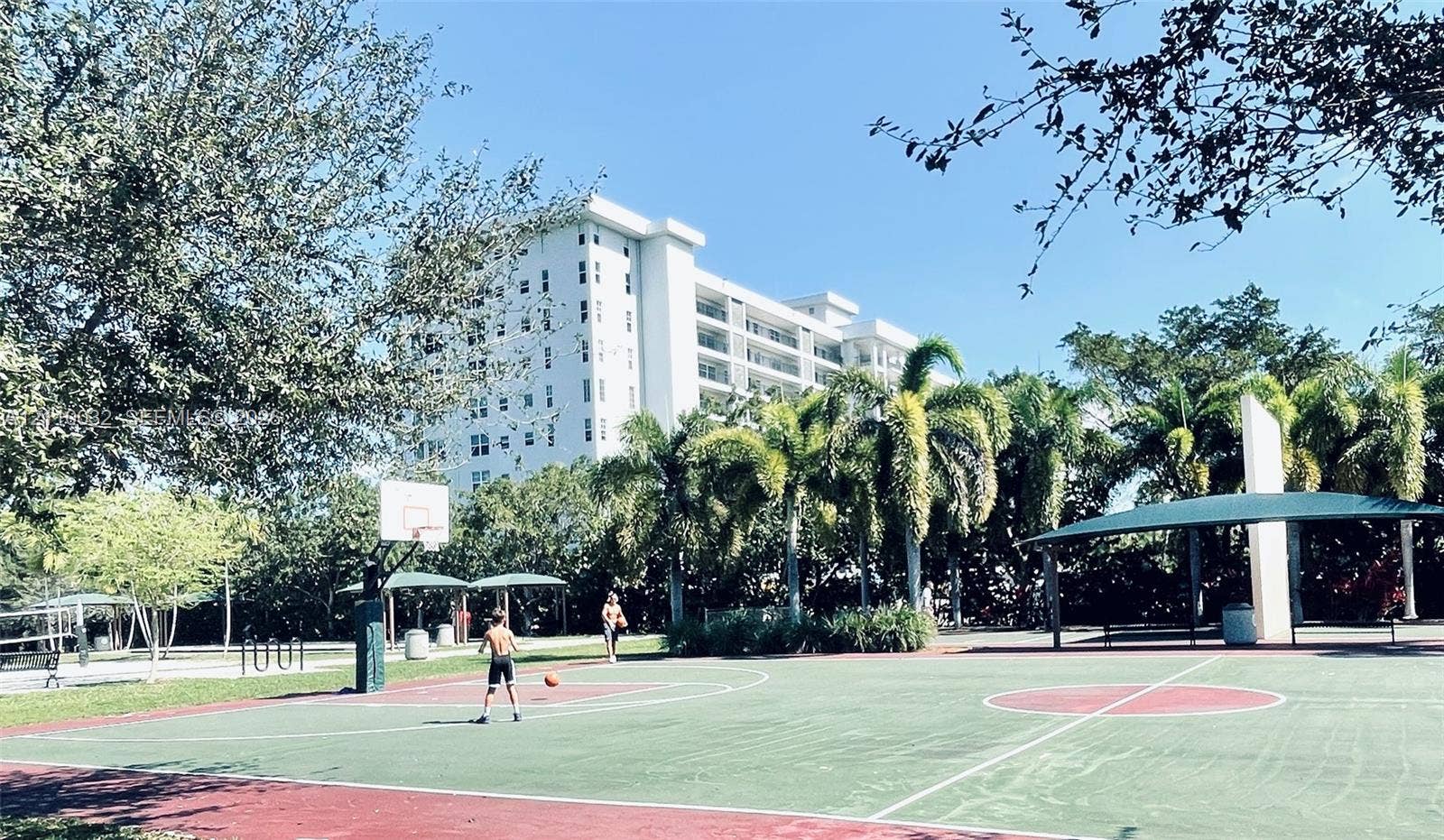 605 Oaks Drive, #601, Pompano Beach, Pompano Beach, FL 33069 Outdoor basketball area