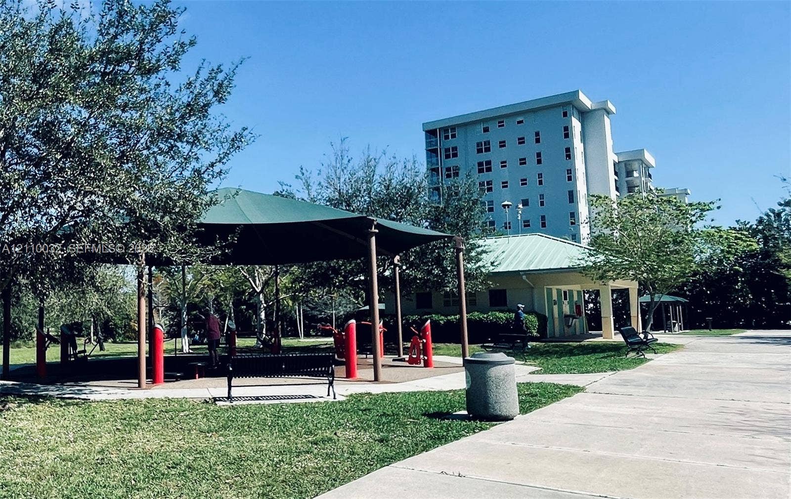 605 Oaks Drive, #601, Pompano Beach, Pompano Beach, FL 33069 Outdoor fitness area
