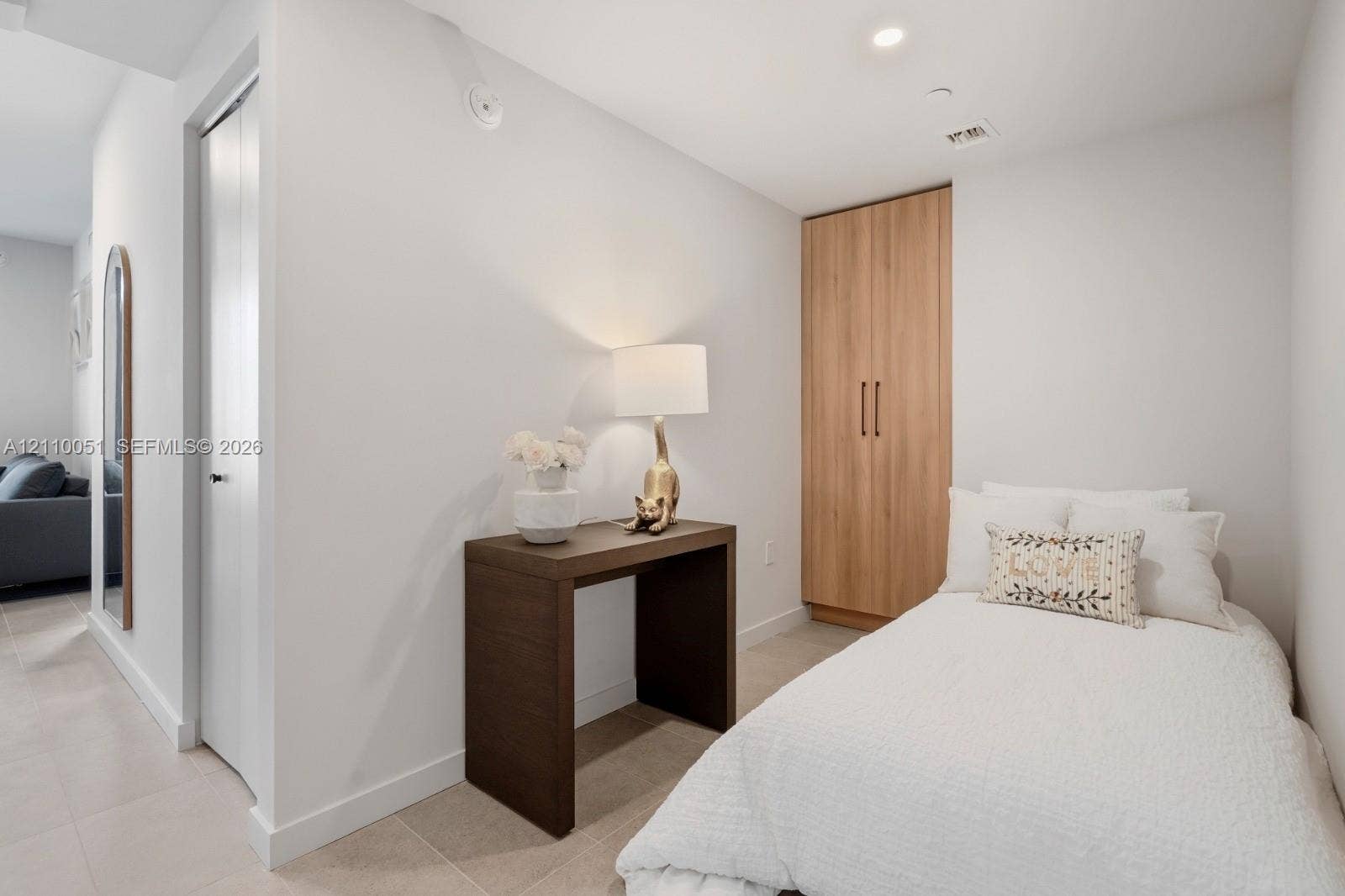 121 NE 5th Street, #1703, Miami, FL 33132 Built-in floor-to-ceiling wood-finish cabinetry, recessed ceiling lighting, and tile flooring