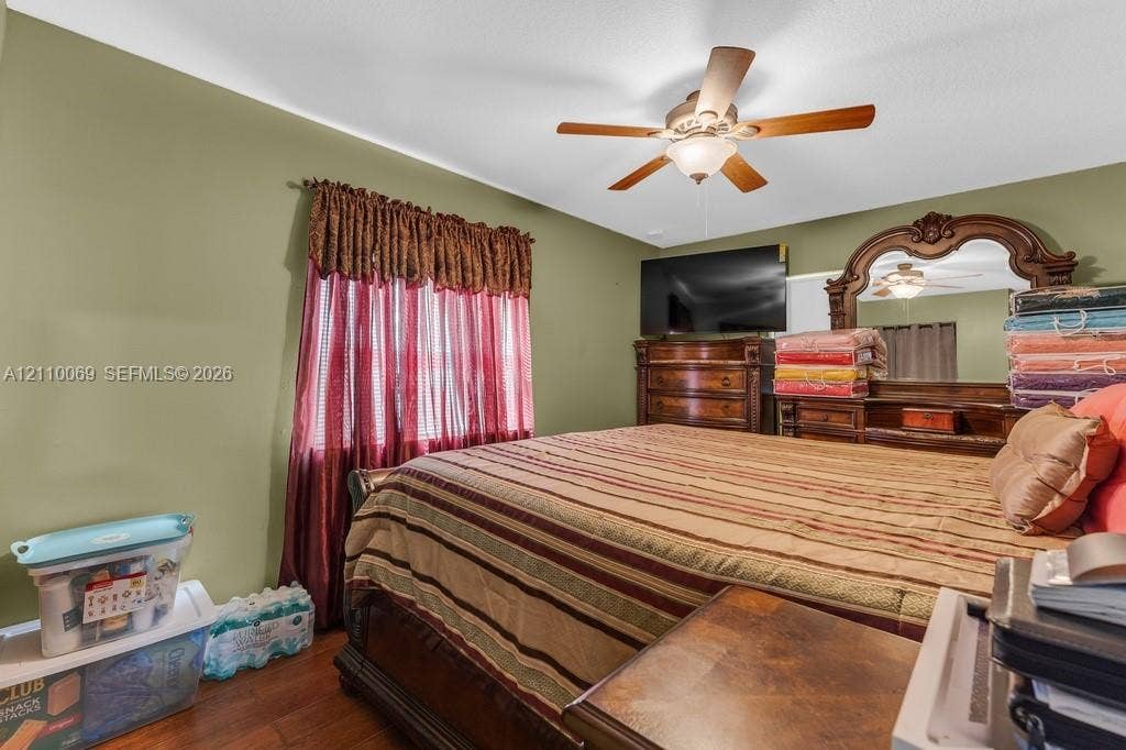 4325 NW 95th Terrace, Sunrise, FL 33351 Room featuring wood-finish flooring and a central ceiling fan with integrated lighting
