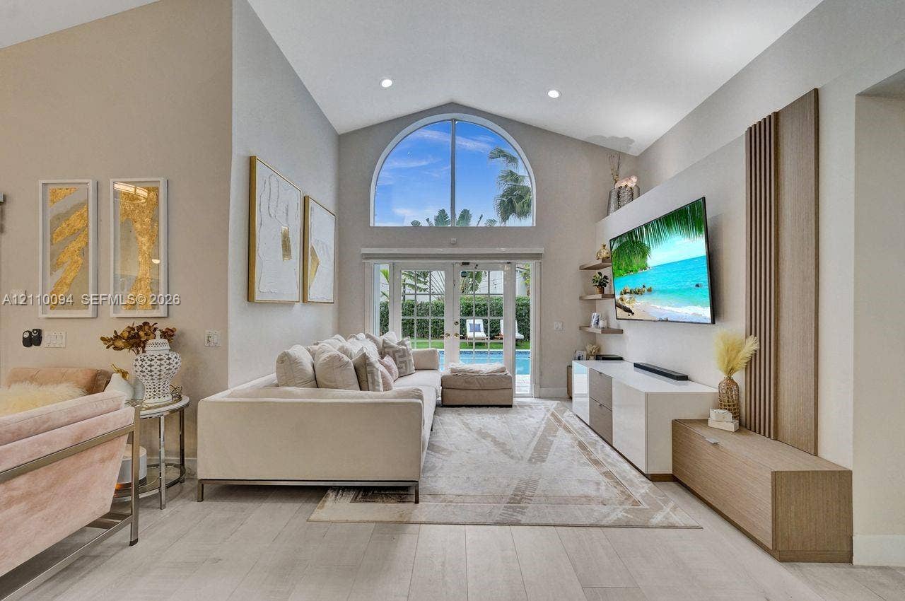 2064 Island Circle, Weston, FL 33326 Vaulted ceilings featuring an arched window, wood-finish flooring, custom built-in cabinetry, and recessed lighting