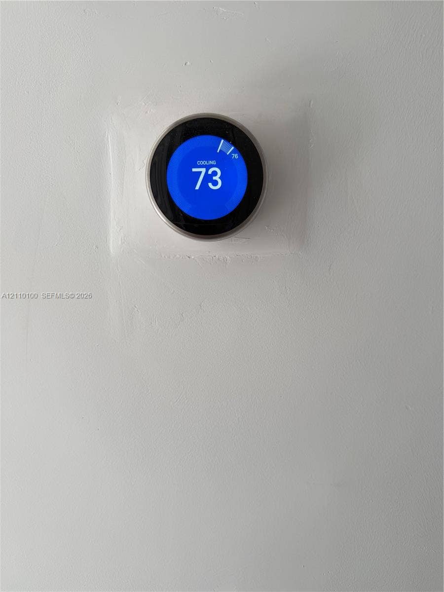 Wall-mounted smart thermostat with a circular digital interface