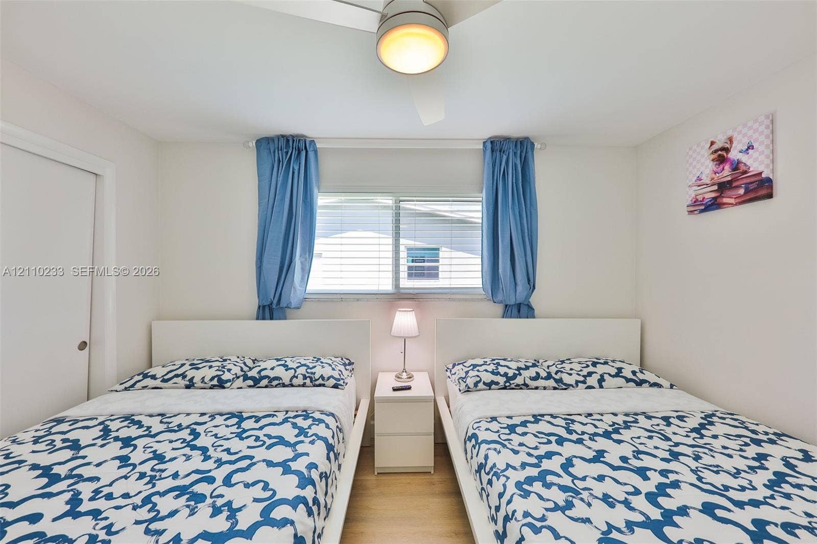 614 S Crescent Drive, Hollywood, FL 33021 Room featuring wood-finish flooring, a central ceiling fan with integrated lighting, and a window with horizontal blinds
