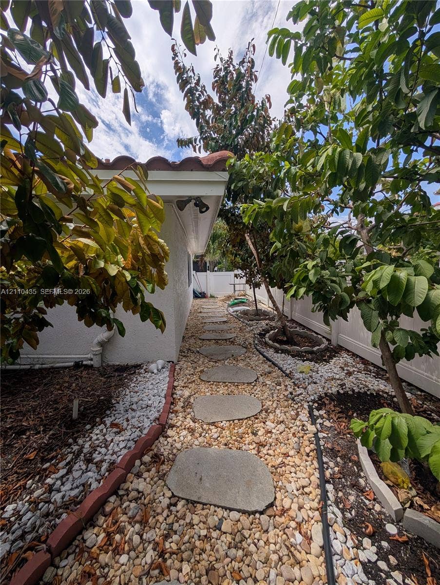 3221 NE 7th Street, #2, Pompano Beach, Pompano Beach, FL 33062 Side area