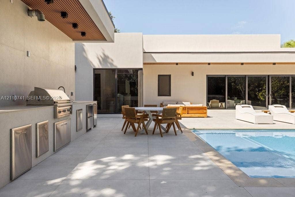 9445 SW 73rd Avenue, Pinecrest, FL 33156 Outdoor dining