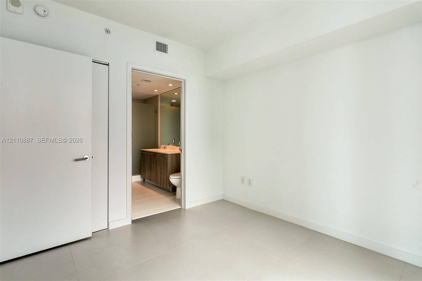 501 NE 31st Street, #4002, Miami, FL 33137 Neutral wall palette with porcelain tile flooring