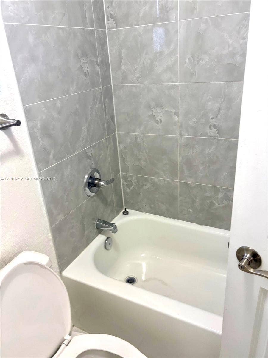 1225 NW 9 Avenue, #0, Florida City, Florida City, FL 33034 Full-height ceramic tile tub surround, integrated porcelain bathtub, and polished chrome hardware