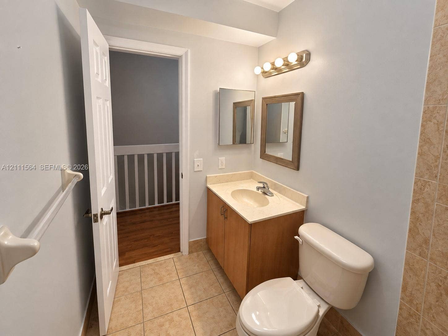 Secondary Bathroom (Upstairs)