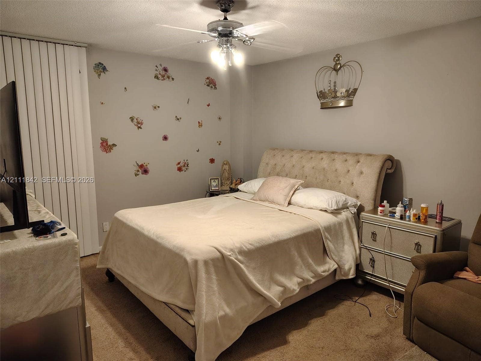 20400 W Country Club Drive, #303, Aventura, Aventura, FL 33180 Neutral wall tones, carpeted flooring, vertical window blinds, and a central ceiling fan with multi-light fixture