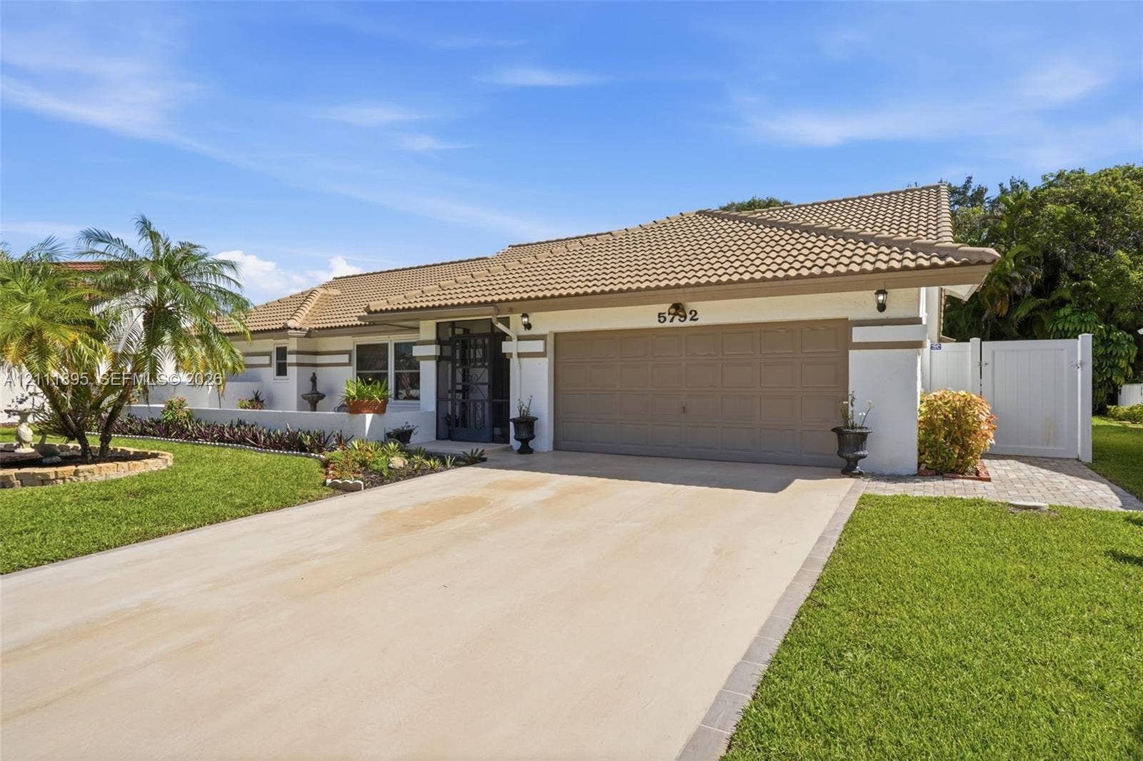 5792 Sun Pointe Circle, Boynton Beach, FL 33437 Photo 3