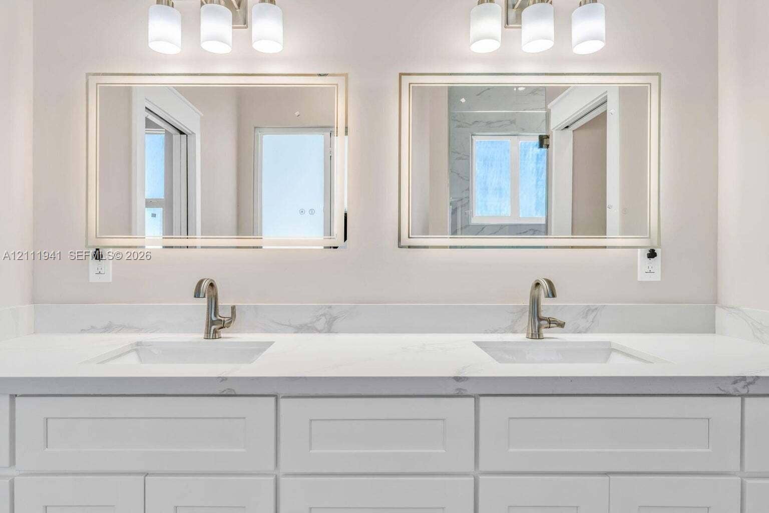 30995 Watson Boulevard, Big Pine Key, FL 33043 Primary En-Suite Bath