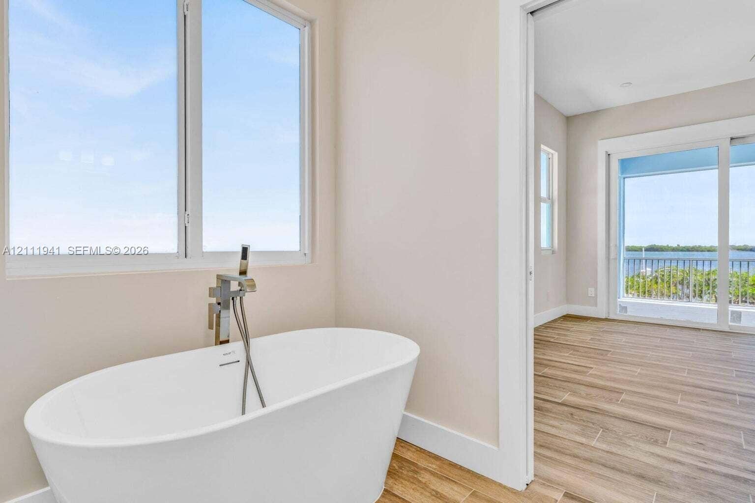 30995 Watson Boulevard, Big Pine Key, FL 33043 Primary En-Suite Bath