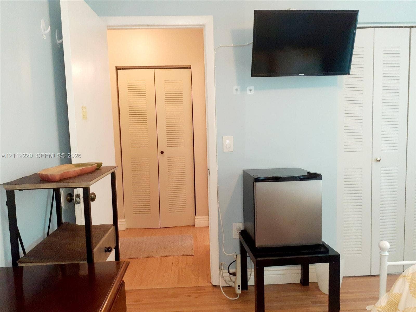 508 W Westree Lane, #508, Plantation, Plantation, FL 33324 Dual louvered-style closet doors with white finish and light wood-finish flooring