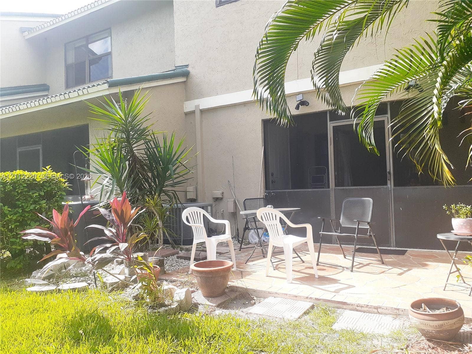 508 W Westree Lane, #508, Plantation, Plantation, FL 33324 Screened-in patio with tiled flooring and stone-accented landscaping