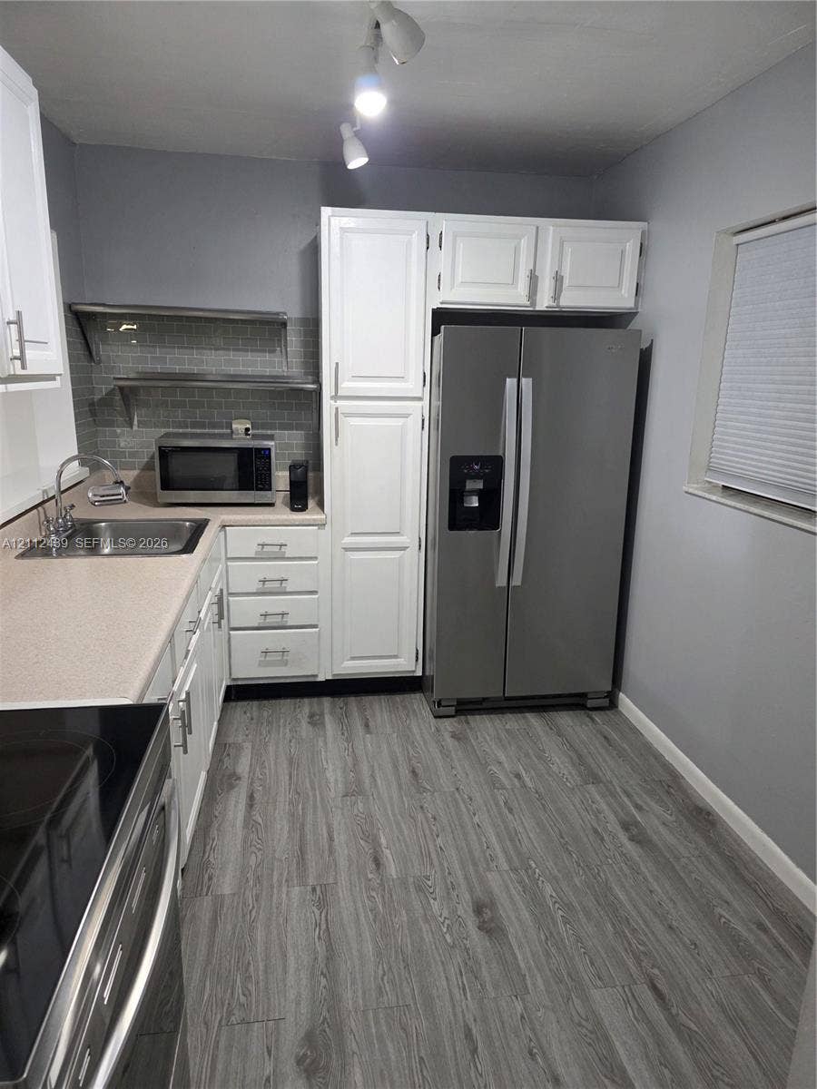 LAMINATE WATERPROOF FLOORING
