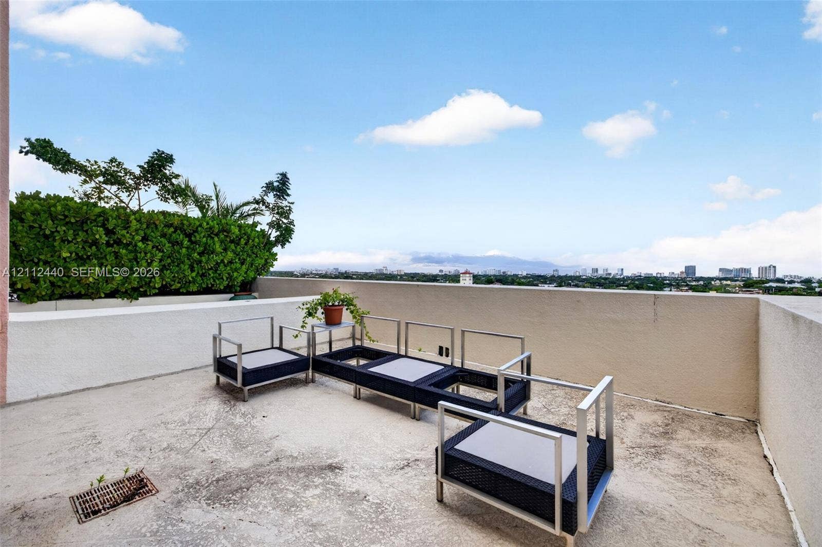 110 N Federal Highway, #914, Fort Lauderdale, FL 33301 Expansive terrace featuring concrete flooring, solid masonry perimeter walls, and built-in landscape planter hedging