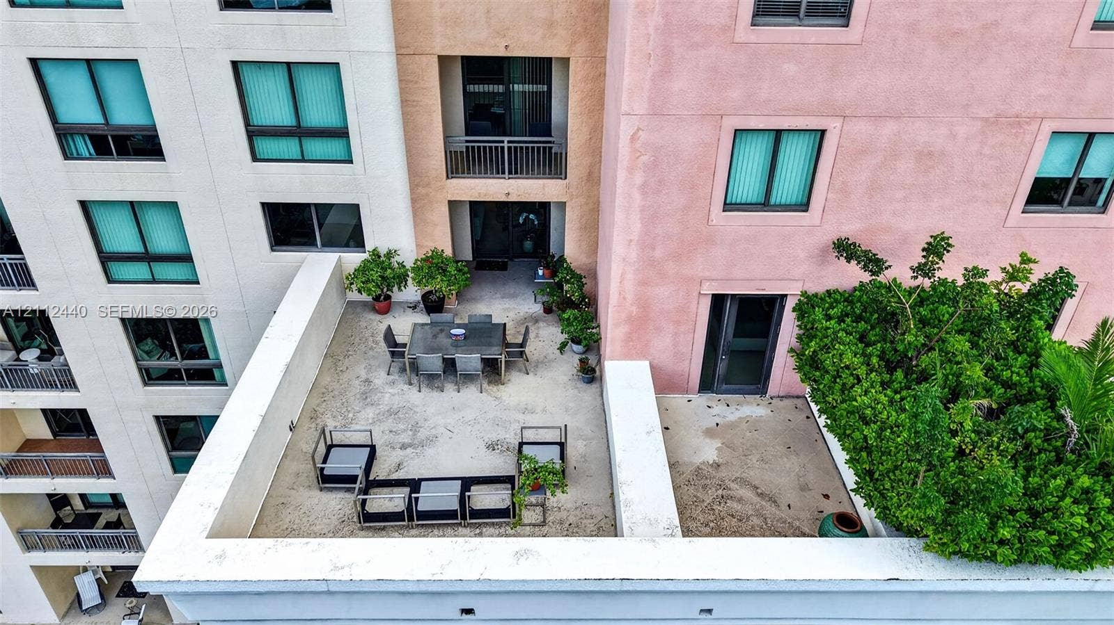 110 N Federal Highway, #914, Fort Lauderdale, FL 33301 Elevated terrace featuring a concrete surface, built-in structural retaining walls, and mature landscaping
