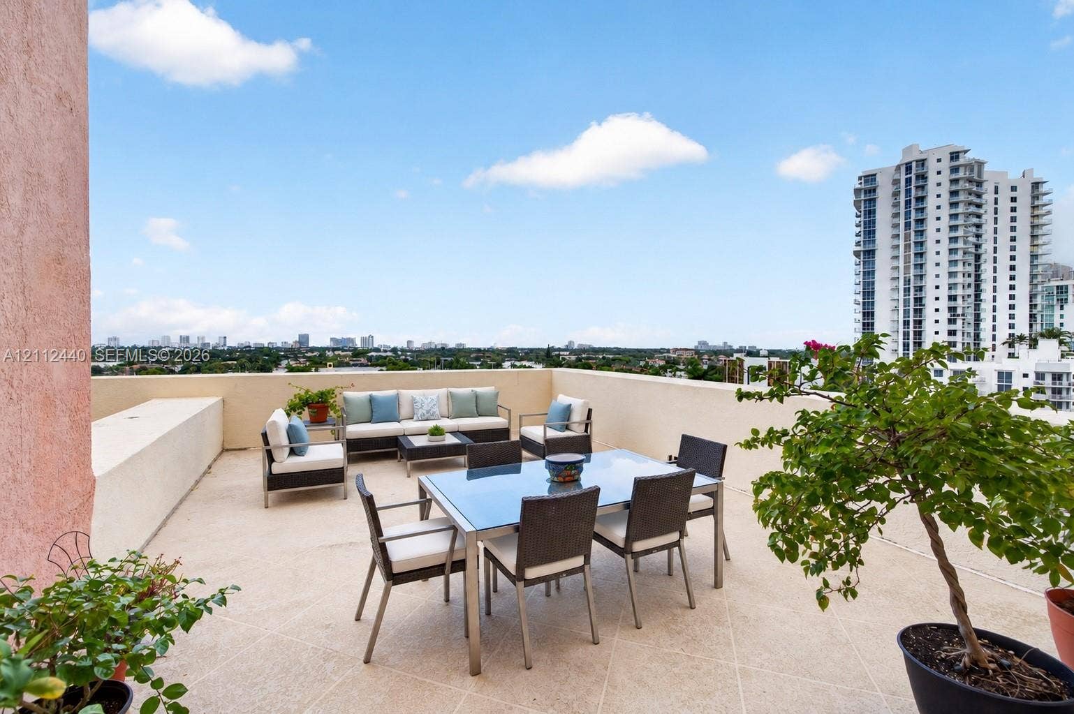 110 N Federal Highway, #914, Fort Lauderdale, FL 33301 Expansive rooftop terrace featuring solid masonry perimeter walls and textured tile flooring