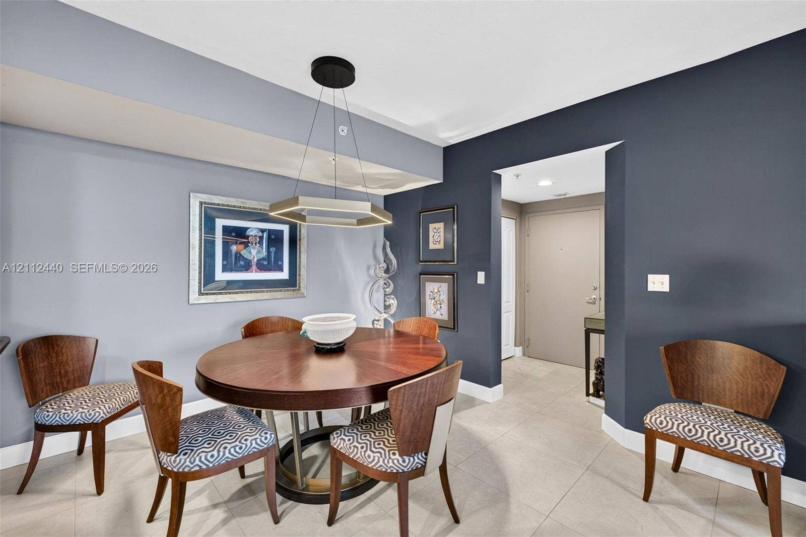 110 N Federal Highway, #914, Fort Lauderdale, FL 33301 Porcelain tile flooring, and contrasting dual-tone painted wall surfaces