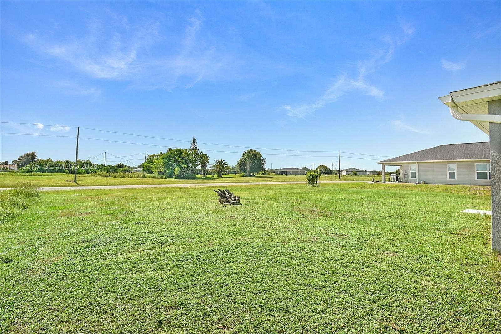 9041 E Broad, Labelle, FL 33935 Expansive grass yard featuring open terrain and mature trees