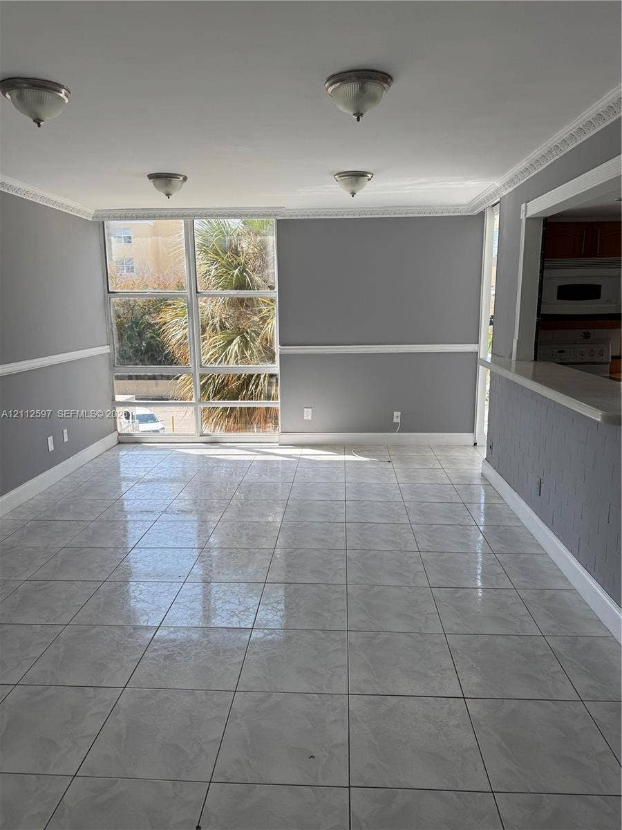 210 172 Street, #326, Sunny Isles Beach, FL 33160 Photo 2