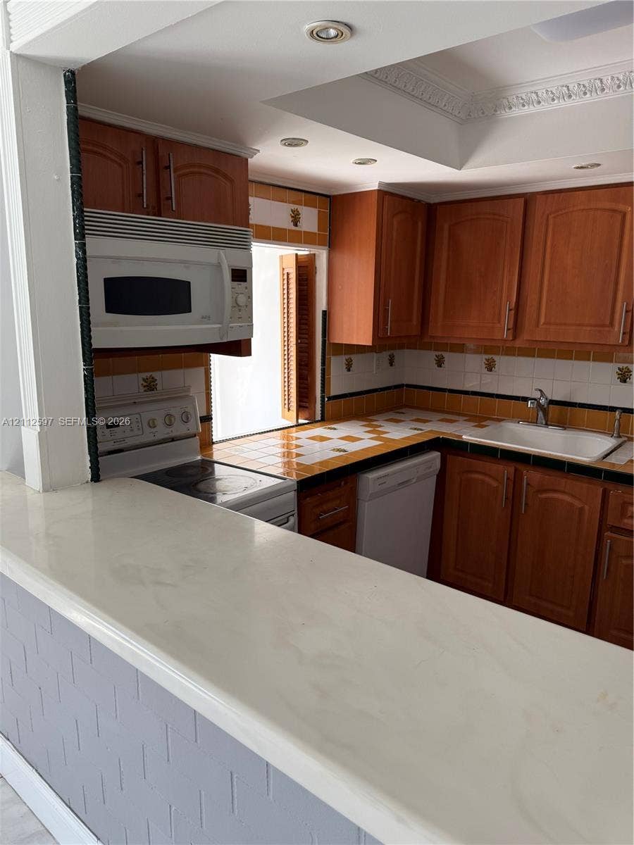 210 172 Street, #326, Sunny Isles Beach, FL 33160 Photo 4