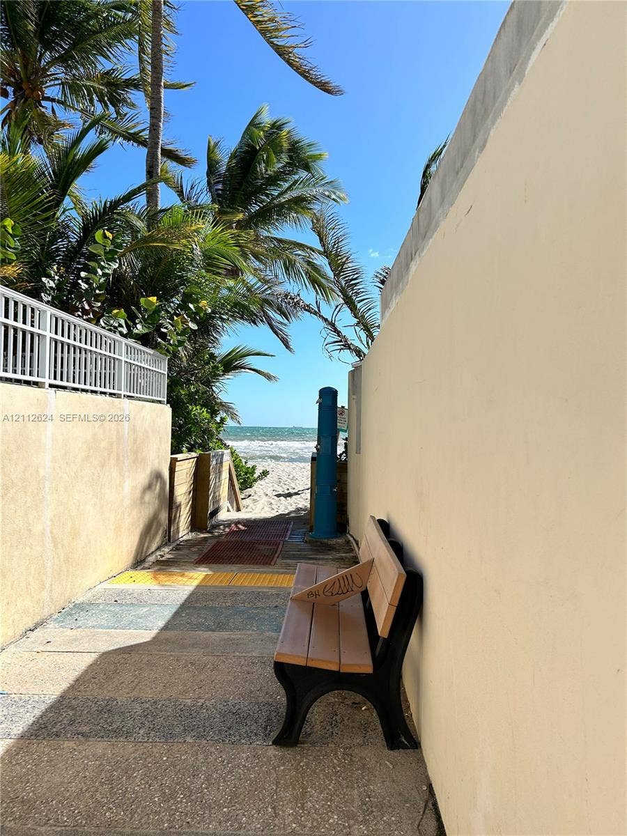 Alley across the street to access the beach