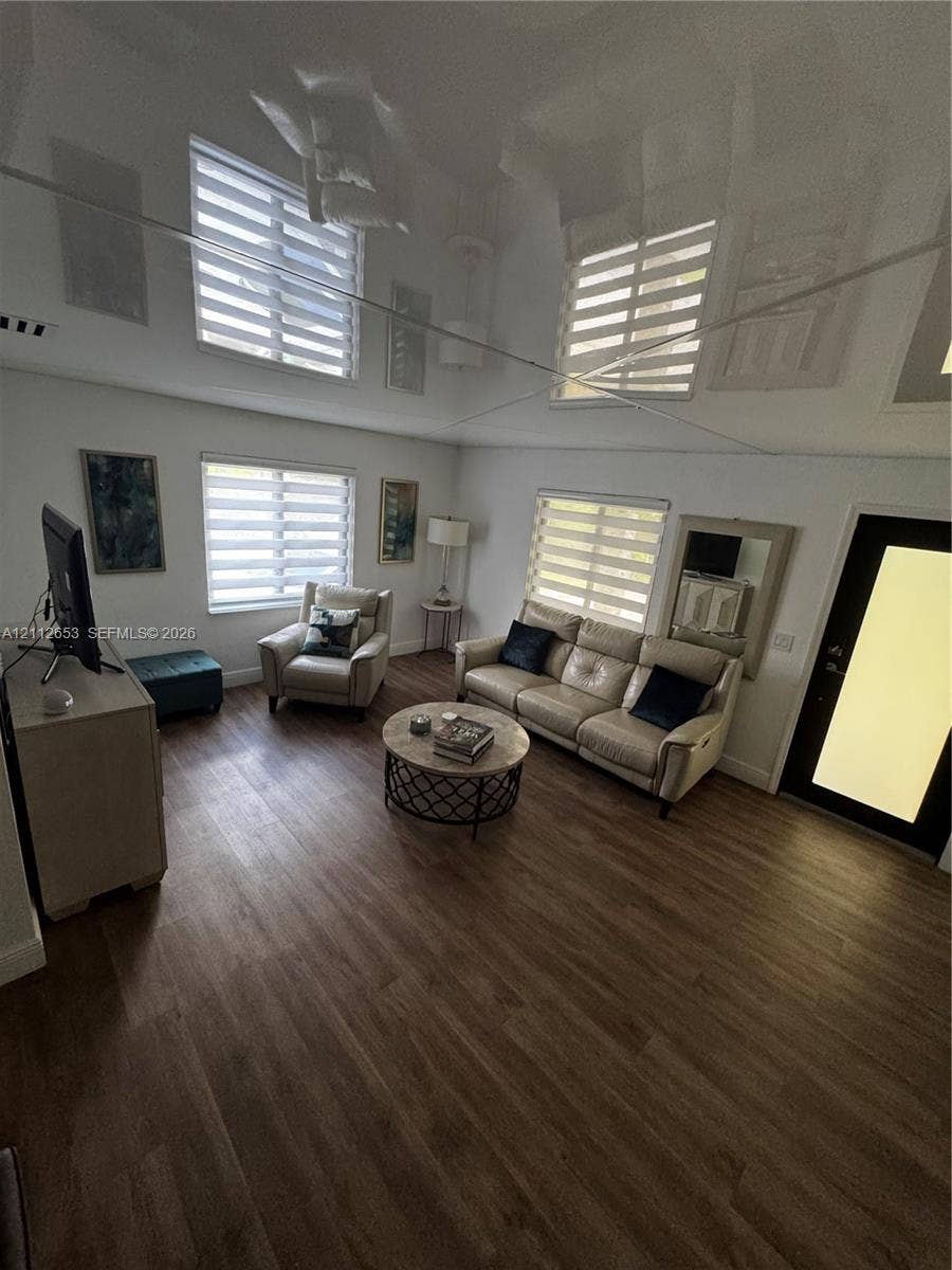 2040 NW 14th Street, Miami, FL 33125 Photo 6