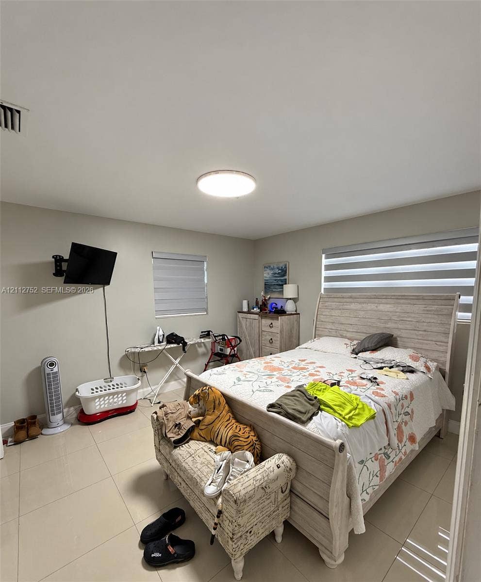 1210 N 71st Avenue, Hollywood, FL 33024 Neutral wall tones, ceramic tile flooring, and dual-layered window shades