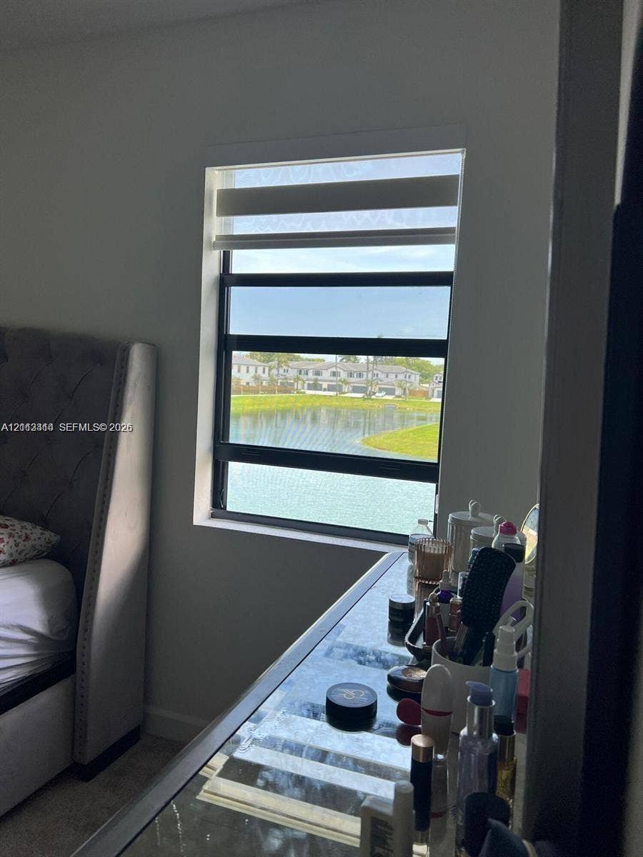 3024 Green Palm Court, #5838, Dania, Dania Beach, FL 33312 Single-pane window with a black frame, featuring retractable dual-layer blinds and water-fronting exterior exposure
