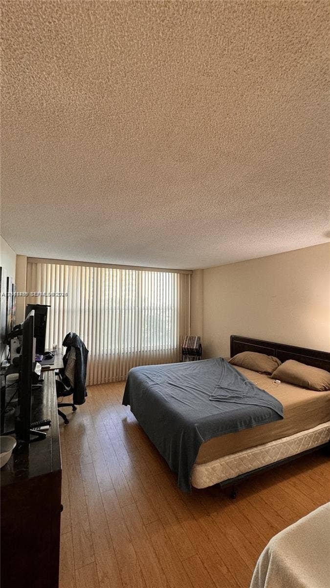 3800 S Ocean Drive, #416, Hollywood, FL 33019 Wood-finish flooring and floor-to-ceiling vertical window blinds