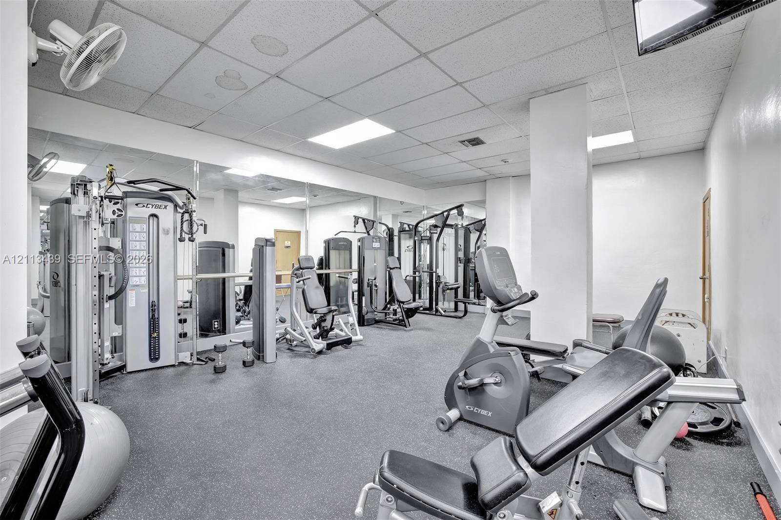 3800 S Ocean Drive, #416, Hollywood, FL 33019 Fitness facility featuring wall-to-wall mirrors, recessed lighting, drop ceiling, and rubberized flooring