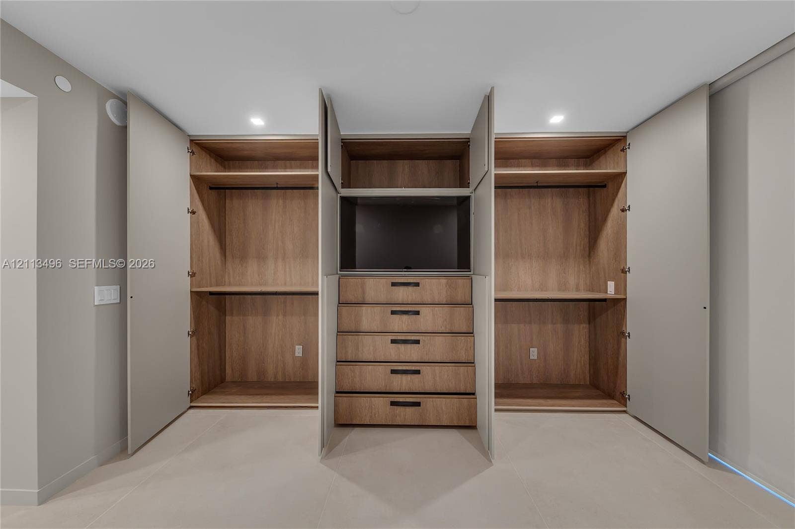 3535 S Ocean Drive, #1003, Hollywood, FL 33019 GUEST BEDROOM EUROPEAN CLOSET