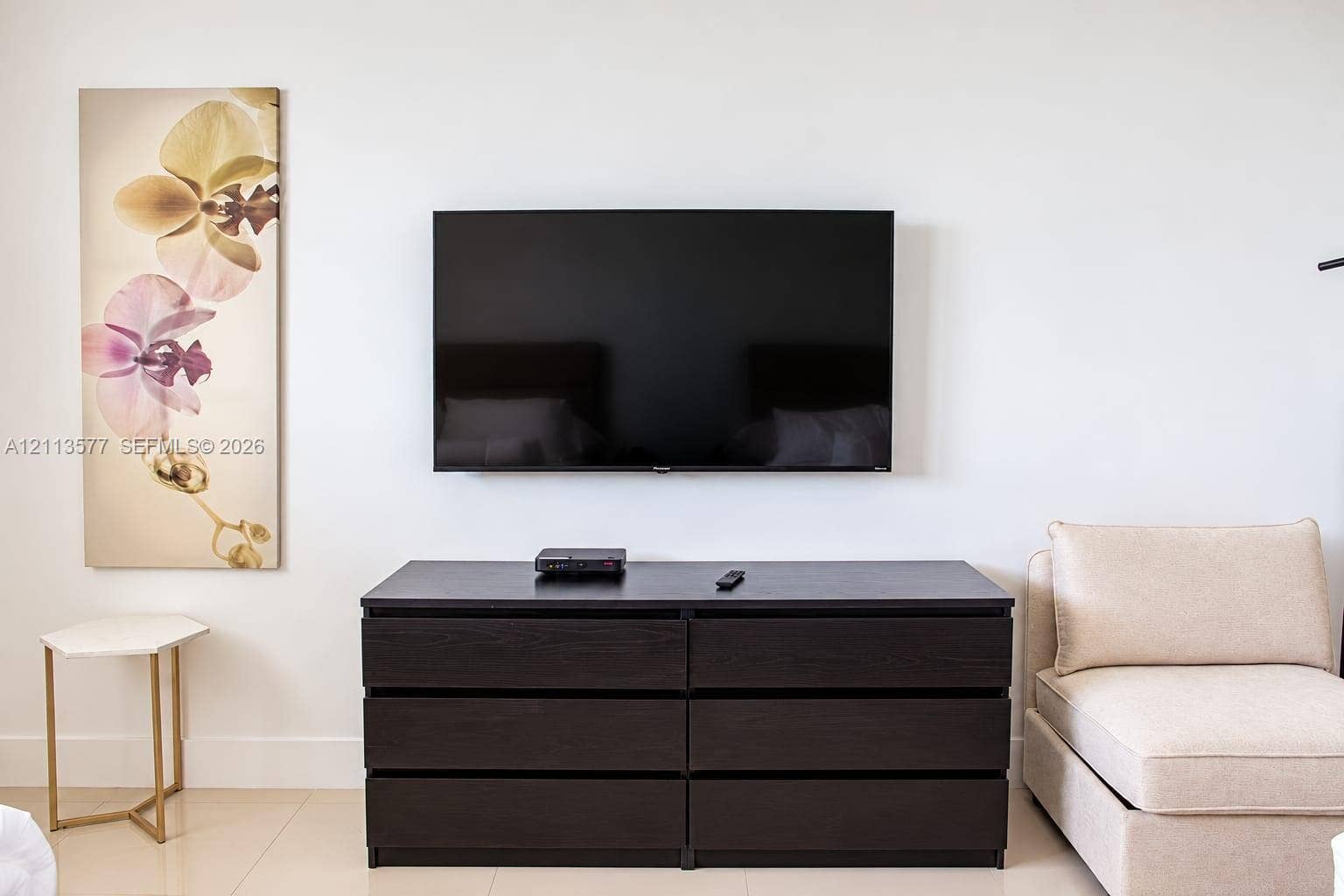 19370 Collins Avenue, #1622, Sunny Isles Beach, FL 33160 Neutral wall finish and smooth-surface flooring