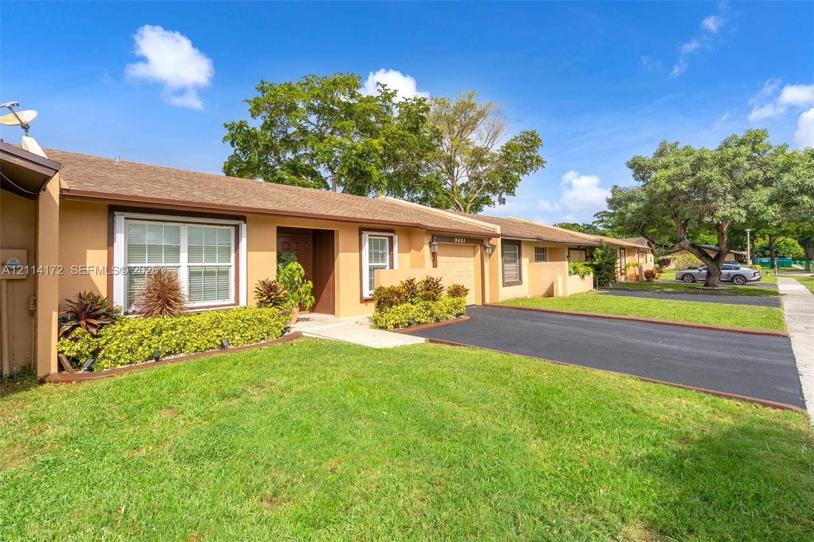 9421 S Meadows Circle, Miramar, FL 33025 Photo 2