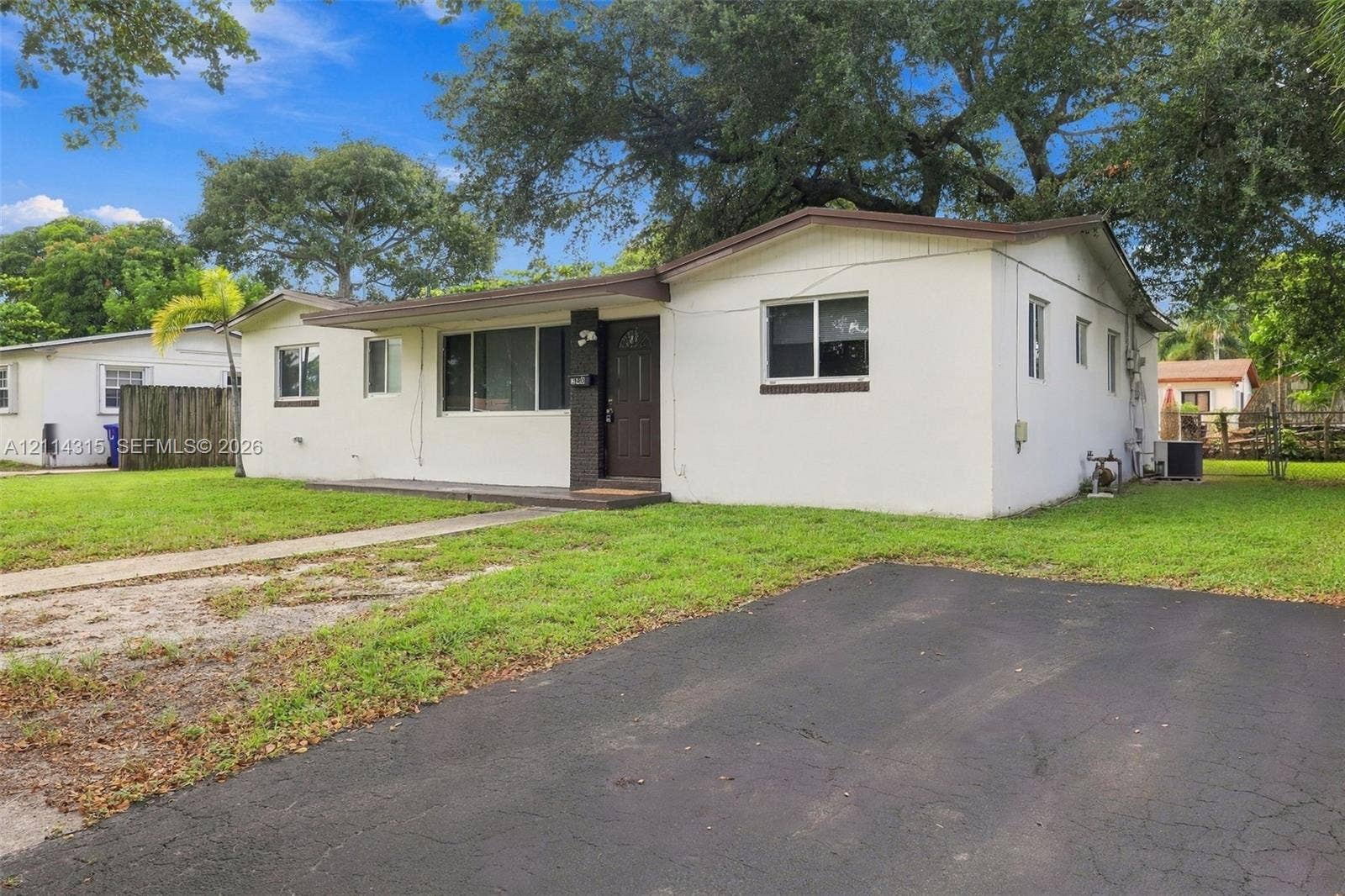 340 N 68th Avenue, Hollywood, FL 33024 Ample driveway