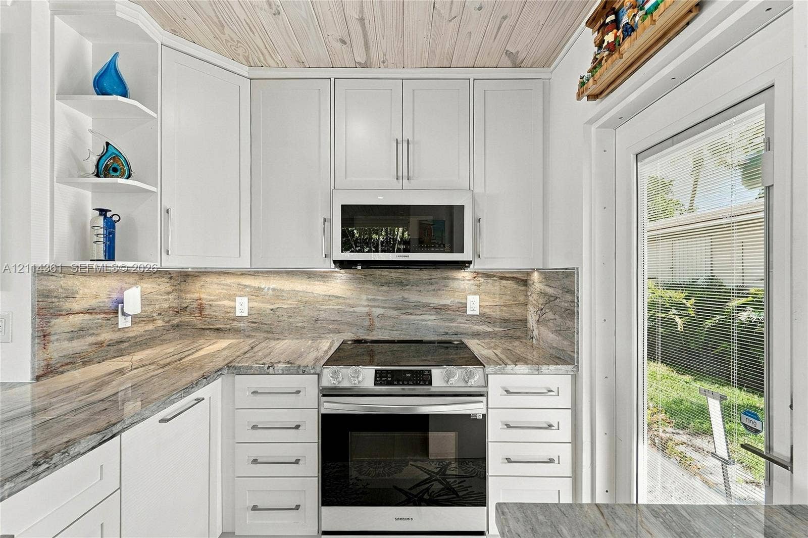 3211 SE 11th Street, #3E, Pompano Beach, FL 33062 Bespoke appliances